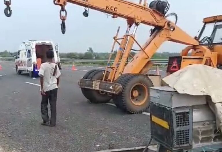 Delhi-Mumbai Highway Accident —अनियंत्रित होकर पलटा ट्रक, खलासी की मौके पर मौत