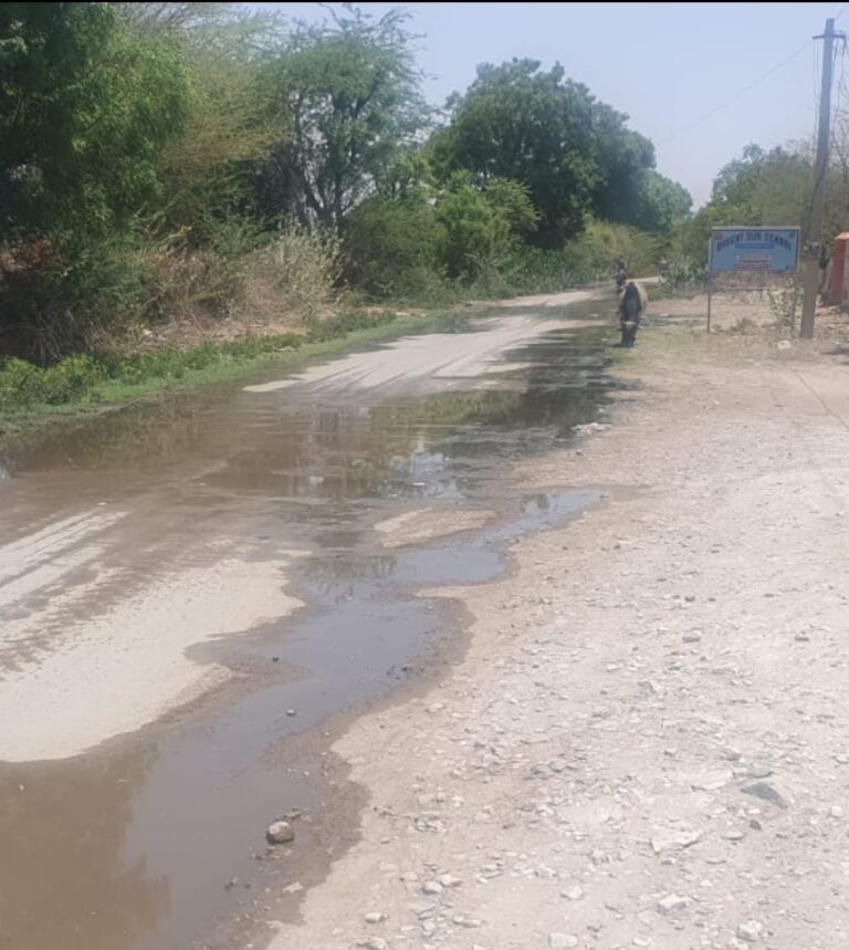 marble city makrana सड़क पर बह रहा गाँव का गंदा पानी, आम लोगो का हुआ बुरा हाल ।