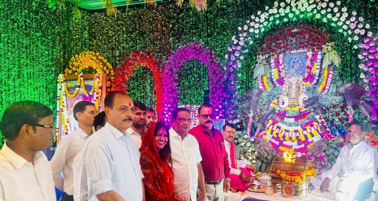 Jaipur Ceremony 2024 News: गोविंददेव जी के दरबार में श्याम भजनों की बही रसधार, झूम झूम कर नाचे जयपुरवासी