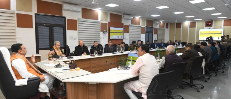 C M NEWS: कारिंदों के साथ मुख्यमंत्री ने की सड़क सुरक्षा की समीक्षा