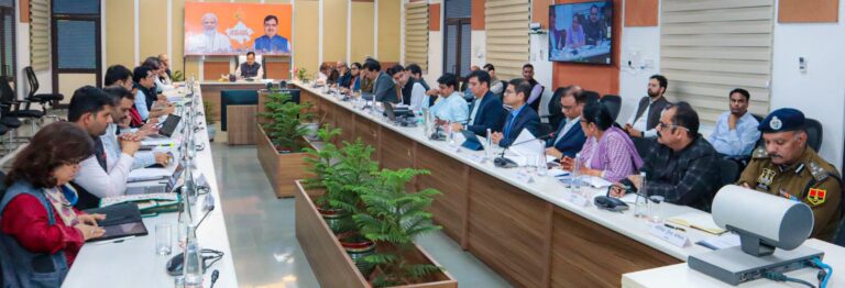 C M NEWS: बजट घोषणाओं के क्रियान्वयन की जिम्मेदारी जिला कलक्टर की -मुख्यमंत्री