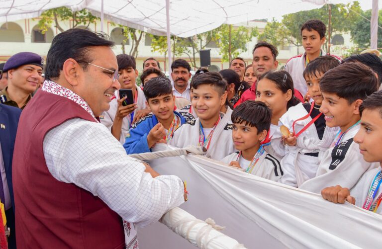 C M NEWS: मुख्यमंत्री ने नन्हें जूडो कराते खिलाड़ियों से मुलाकात की