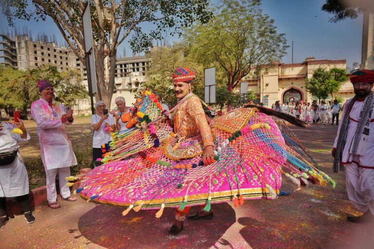 Holi: जयपुर के खासाकोठी में विदेशी पर्यटकों ने खेली होली, देशी गीतों पर किया डांस