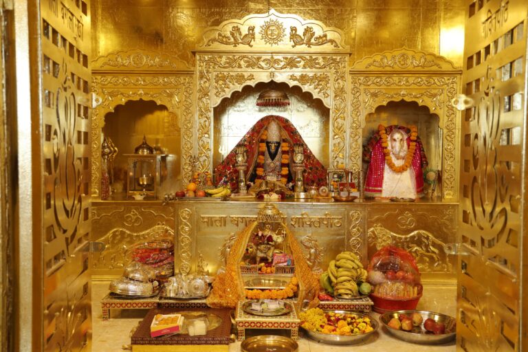 Religion: कादेड़ा पहुंची अभिनेत्री पद्मिनी कोल्हापुरी, मां बगलामुखी का लिया आशीर्वाद