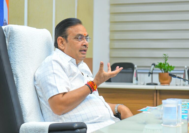 Politics News: श्री गहलोत और कांग्रेस को खुले मंच पर बहस करने को तैयार हूं —मुख्यमंत्री