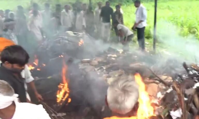 Jhalawar News: पीपलोदी में चीत्कार के बीच उठी 6 बच्चों की अर्थियां