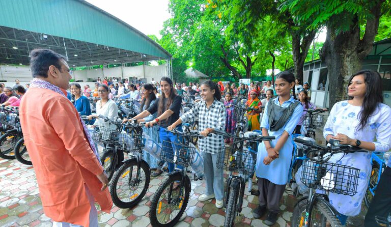 C M NEWS: मुख्यमंत्री का ई-साइकिल वितरण समारोह, कहा बेटियों की मुस्कान ही हमारी ताकत