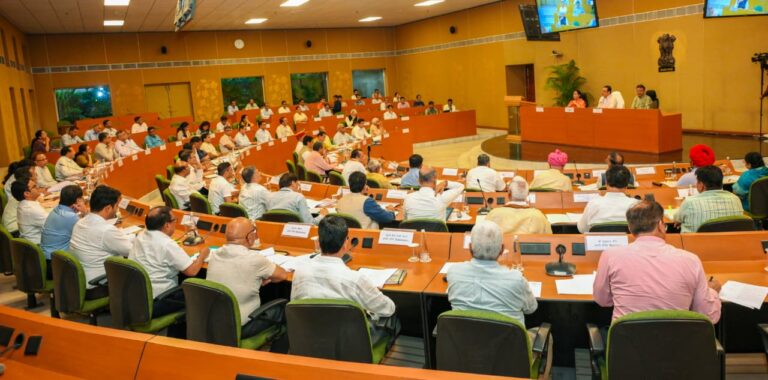 C M NEWS: अधिकारी संवेदनशीलता के साथ सहायता उपलब्ध कराएं —मुख्यमंत्री