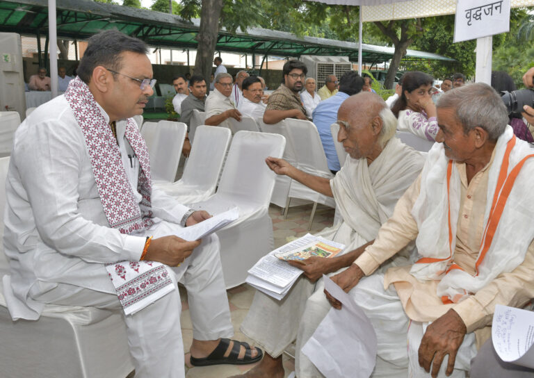 C M NEWS: वरिष्ठ नागरिक समाज और राष्ट्र की भी धरोहर हैं —मुख्यमंत्री