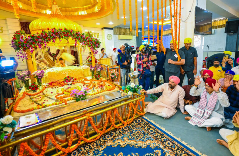 C M NEWS: मुख्यमंत्री ने गुरु नानक जयन्ती पर गुरुद्वारे में मत्था टेका, कहा सिख धर्म ने मानवता और साहस की मिसाल पेश की