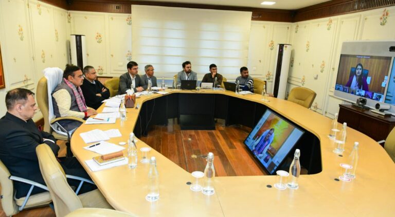 C M NEWS: मुख्यमंत्री ने राज उन्नति की कि समीक्षा, कहा कोताही बरतने पर हो सख्त कार्रवाई