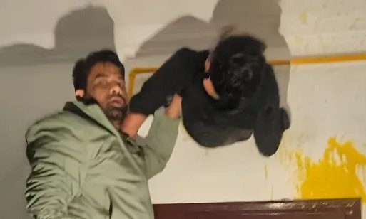 Kota News: रोशनदान में अटका चोर, पुलिस ने दबोचा