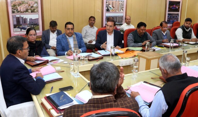 Rajasthan News: राजस्थान आवासन मंडल की 254वीं बैठक में जनहित के बड़े दावों के बीच धरातल पर पुरानी सुस्ती और बढ़ते खर्च का साया