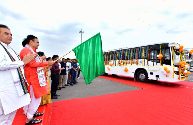 C M NEWS: राजस्थान दिवस पर मुख्यमंत्री की सौगात: 207 नई रोडवेज बसों को दिखाई हरी झंडी