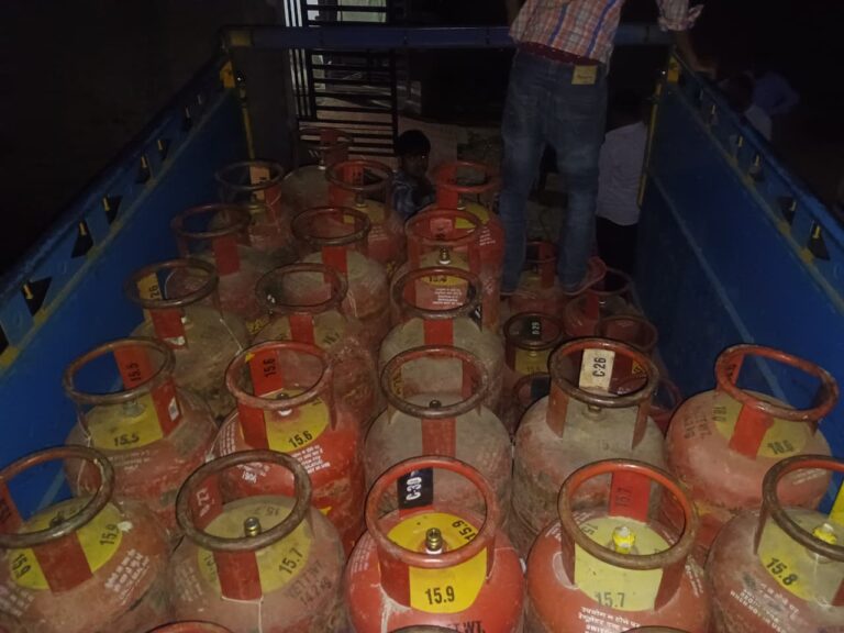 Jaipur News: जयपुर में अवैध गैस रिफिलिंग और कालाबाजारी पर बड़ी कार्रवाई, 118 सिलेंडर जब्त