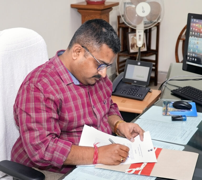 Rajasthan Jews: बंक मारने की सुर्खियों में रहने वाले नीलाभ सक्सेना ने संभाला उद्योग भवन में कार्यभार