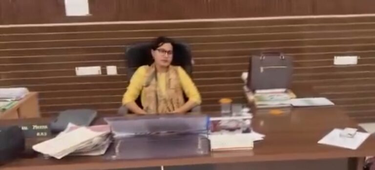  Rajasthan News: उपखण्ड अधिकारी नादोती काजल मीना को 60,000 रूपये की रिश्वत लेते रंगे हाथों पकडा 